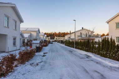 Modern köyün karlı caddesinin güzel manzarası. Avrupa. İsveç.