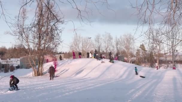 Вид Людей Открытой Детской Площадке Солнечный Холодный Зимний День Швеция — стоковое видео