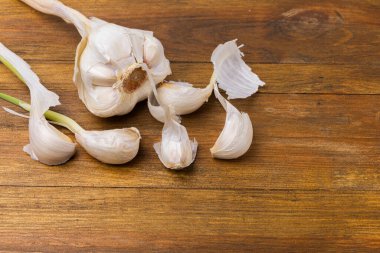 Ahşap arka planda izole edilmiş sarımsak manzarası. Güzel arkaplan.
