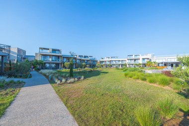 Portes Lithos Lixury Resort otel binalarının güzel manzarası. Yunanistan