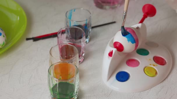 Pohled Chlapce Jak Učí Malovat Velikonoční Vajíčka Speciálním Nádobím Koncept — Stock video