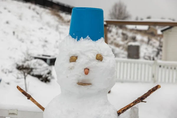 面白い雪だるまを閉じます 美しい冬の背景 スウェーデン — ストック写真