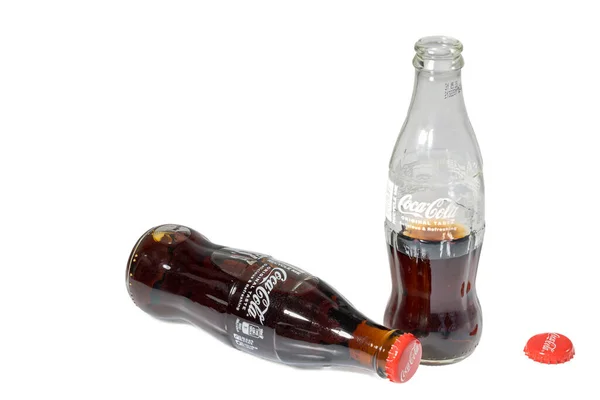 Vue Rapprochée Deux Bouteilles Coca Cola Isolées Sur Fond Blanc — Photo