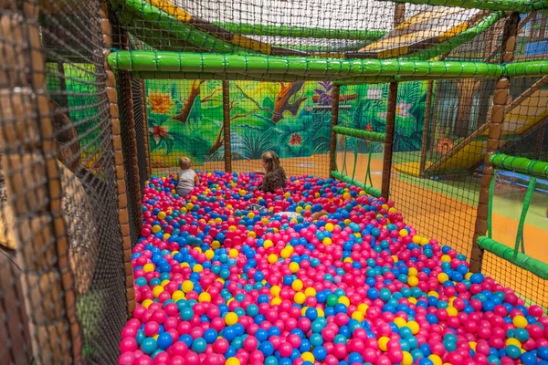 Barn Och Vuxen Kvinna Har Roligt Inomhus Boll Pool Barn — Stockfoto