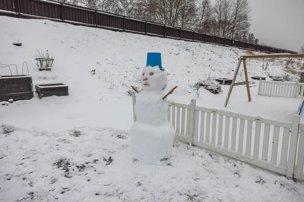 一个有趣的雪人在冬天的花园里给孩子们带来了美丽的景色 美丽的冬季背景 — 图库照片