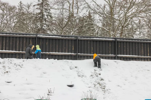 Gyönyörű Kilátás Nyílik Két Gyermek Játszik Havas Téli Napon Svédország — Stock Fotó