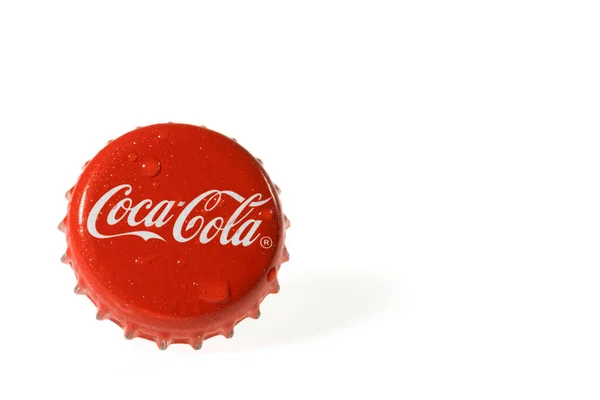 Pandangan Dekat Dari Coca Cola Topi Logam Terisolasi Pada Latar — Stok Foto