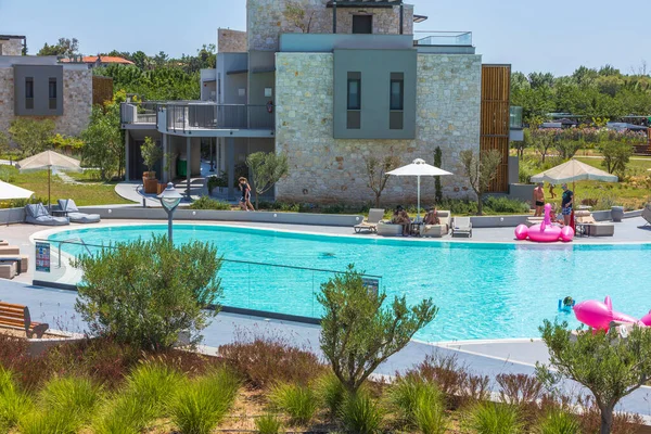 スイミングプール付きのPortes Lios Luxury Resortホテルの建物の外観の美しい景色 ギリシャだ ポティダイア 2021 — ストック写真