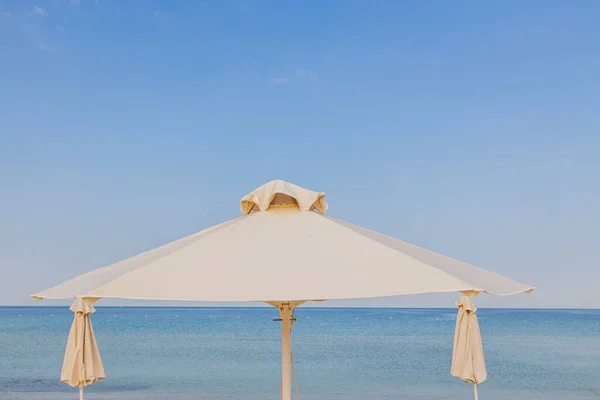 Beautiful View White Sand Beach Sun Umbrella Sunbed Greece — Stock Photo, Image