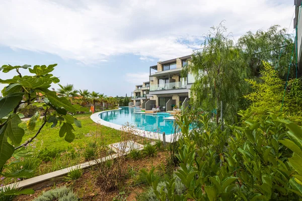 緑の木々の間をスイミングプールとホテルの建物の外観の美しい景色 ギリシャだ ポティディア 2021 — ストック写真