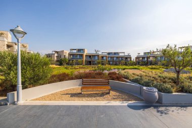 Parlak yaz gününde arka planda güzel bank manzarası ve modern otel binaları. Yunanistan. 