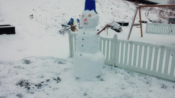 Close Funny Snowman Made Children Winter Garden Beautiful Winter Backgrounds — Stockvideo