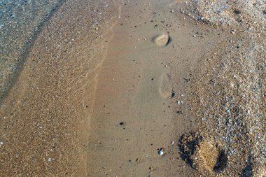 Islak kumda ayak izlerinin yakın görüntüsü. Güzel yaz arkaplanları.