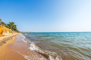 Güneşli bir yaz gününde deniz kenarındaki Akdeniz manzarası harika. Yunanistan. 