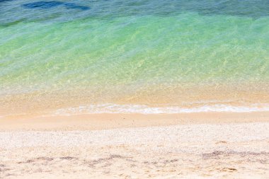 Beyaz kumsal ve turkuaz dalgaların güzel manzarası. Yunanistan.