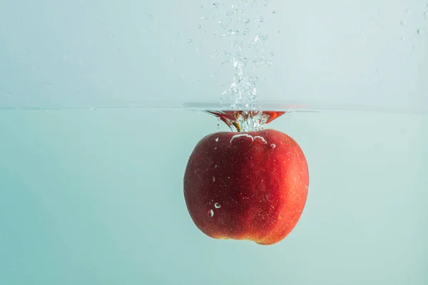 Close View Red Apple Falling Water Turquoise Background Gorgeous Backgrounds — Stock Photo, Image