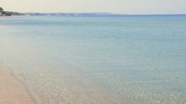 Akdeniz 'deki beyaz kumsal manzarası çok güzel. Yunanistan.