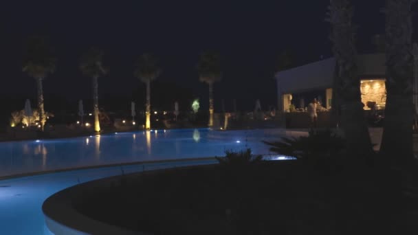 지역의 아름다운 수영장등 밤하늘에 현대식 건물들을 뒤덮고 그리스 Nea Potidaea — 비디오