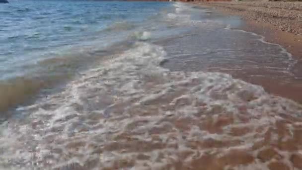 Prachtig Uitzicht Golven Van Middellandse Zee Rollend Zandstrand Griekenland Eiland — Stockvideo