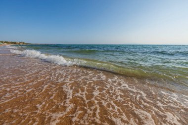 Kumsalda dalgaların dalgalandığı güzel bir manzara. Yunanistan.