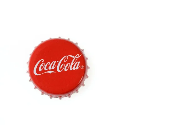 Закройте Вид Металлическую Крышку Coca Cola Изолированную Белом Фоне Швеция — стоковое фото
