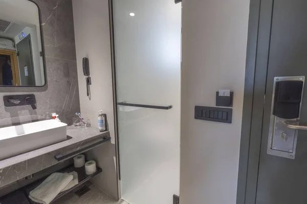 Giriş Kapısı Misafir Aksesuarlarıyla Dolu Banyosu Olan Bir Otel Odasının — Stok fotoğraf