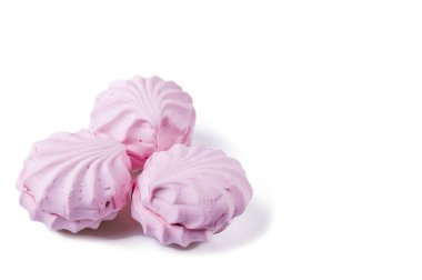 Beyaz arkaplanda izole edilmiş pembe bir şekerleme manzarası.