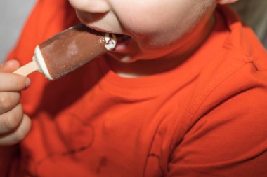 Dondurma yiyen çocuğa yakından bak. Sağlık konsepti. İsveç.