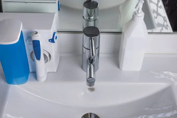 Evin Içinde Lavabo Musluk Diş Ipi Tuvalet Malzemeleriyle Yakın Çekim — Stok fotoğraf