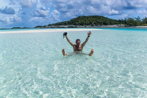 Atlantik Okyanusu 'nda yüzen adamın güzel manzarası. Bahama Adaları' ndaki dalgalar çekildiğinde beyaz kumla birlikte.. 