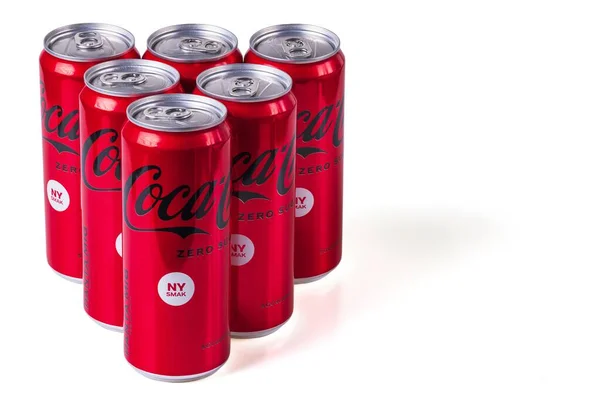 Zblízka Pohled Plechovky Coca Cola Cukru Bez Nové Chuti Izolované — Stock fotografie