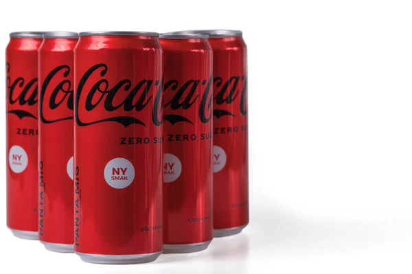 Закрыть Вид Банки Кока Колы Сахара Новым Вкусом Изолированы Белом — стоковое фото