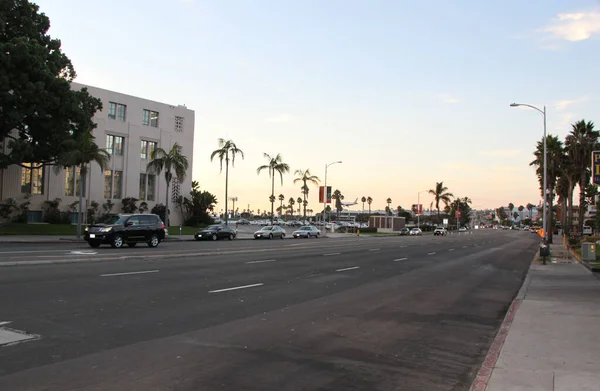 美しいサンディエゴの街並みをご覧ください 舗装された青い雲のない空と合併駐車車とアスファルトの道路 アメリカだ サンディエゴだ 2014年09月09日 — ストック写真