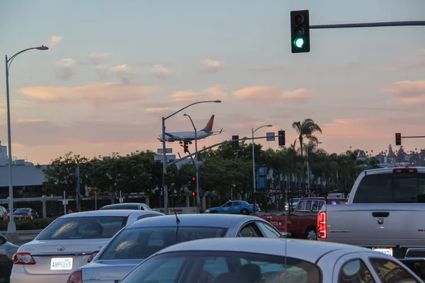 Beautiful San Diego Cityscape View Vehicles Front Landing Aircraft Evening — Stock Photo, Image