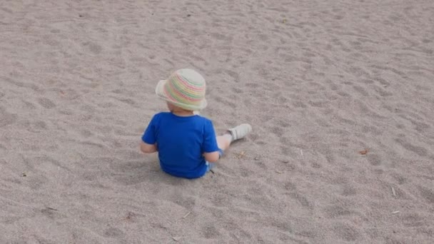 Красивый Вид Мальчика Играющего Детской Площадке Песком Швеция — стоковое видео
