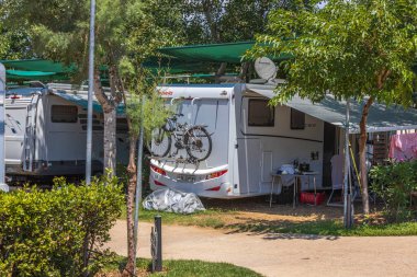 Kamp manzarası çok güzel. Turizm ve seyahat konsepti. Yunanistan. Nea Potidaea. 09.03.2021.