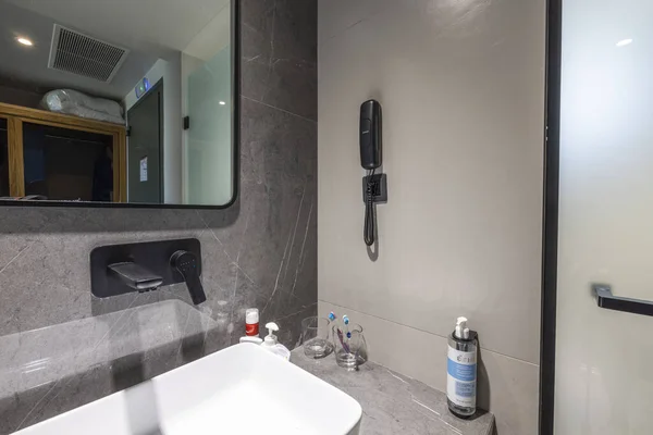 Vista Sull Interno Una Camera Albergo Con Porta Ingresso Bagno — Foto Stock