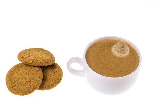 Вид на чашку кофе с овсянкой на белом фоне. Концепция питания и напитков.