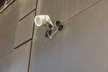 Açık hava lambası ve gri duvardaki güvenlik kamerası görüntülerini kapatın. İsveç. 