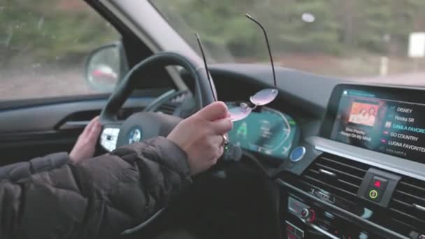 Vista Cerca Las Manos Femeninas Rueda Eléctrica Del Coche Bmwix3 — Vídeo de stock