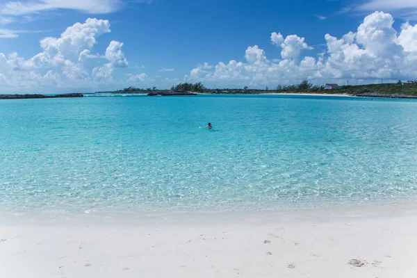 Hermosa Vista Del Hombre Flotando Playa Océano Atlántico Con Arena — Foto de Stock