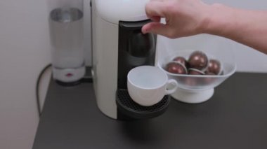 Kahve kapsüllerini kahve makinesine yükleyen bir adamın yakın görüntüsü. İsveç.