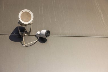 Açık hava hoparlörlerini ve gri duvardaki kamu güvenlik kameralarını kapatın. İsveç.