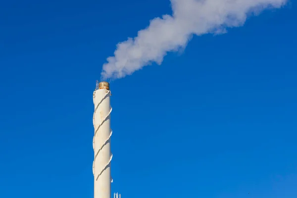 煙の青い空に対して煙突から出てくるビュー 生態系と温室効果の概念 スウェーデン — ストック写真