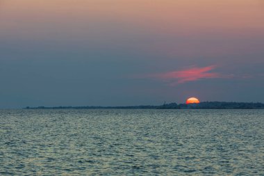 Akdeniz 'de gün batımının güzel manzarası. Yunanistan.