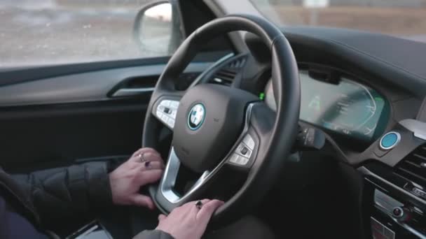 Vista Perto Das Mãos Femininas Roda Elétrica Bmwix3 Carro Conceito — Vídeo de Stock