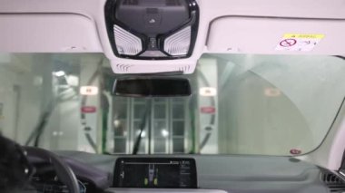 Oto yıkama için otomatik oto yıkamaya giren araba görüntüsünü kapat. İsveç. 