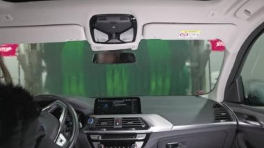 Otomatik oto yıkamada araba yıkama manzarasını kapat.. 