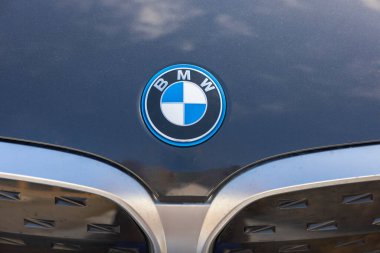 BMW logosunun yakın görüntüsü. Araçlar taşıma konsepti. İsveç. Uppsala. 03.06.2022.