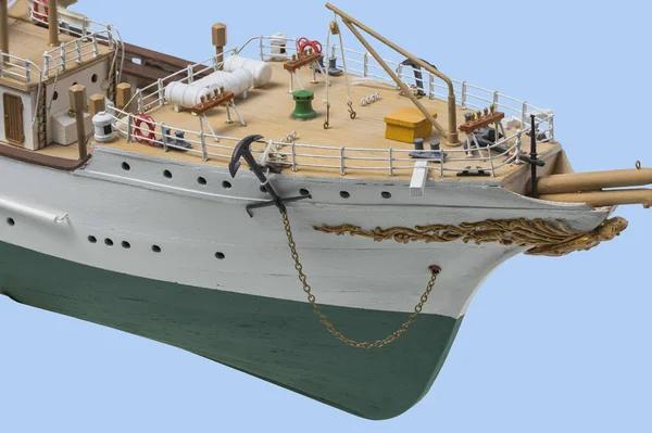 ブルーの背景に隔離された船Danmarkの弓の木製モデルのビューを閉じます 趣味の概念 スウェーデン — ストック写真